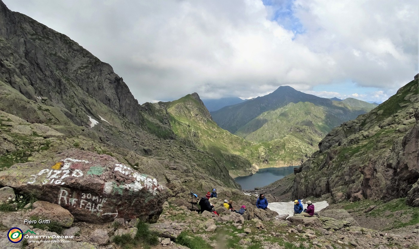 51 Alla Bocchetta d'inferno (2306 m) vista su lago d'inferno, Piz Varrone e Mellasc.JPG